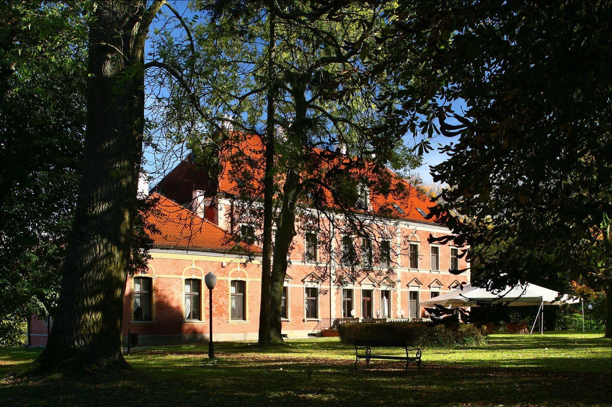 Lezno Palace المظهر الخارجي الصورة